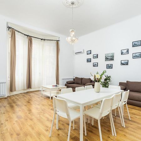 Real Apartments Lovag Budapeste Exterior foto