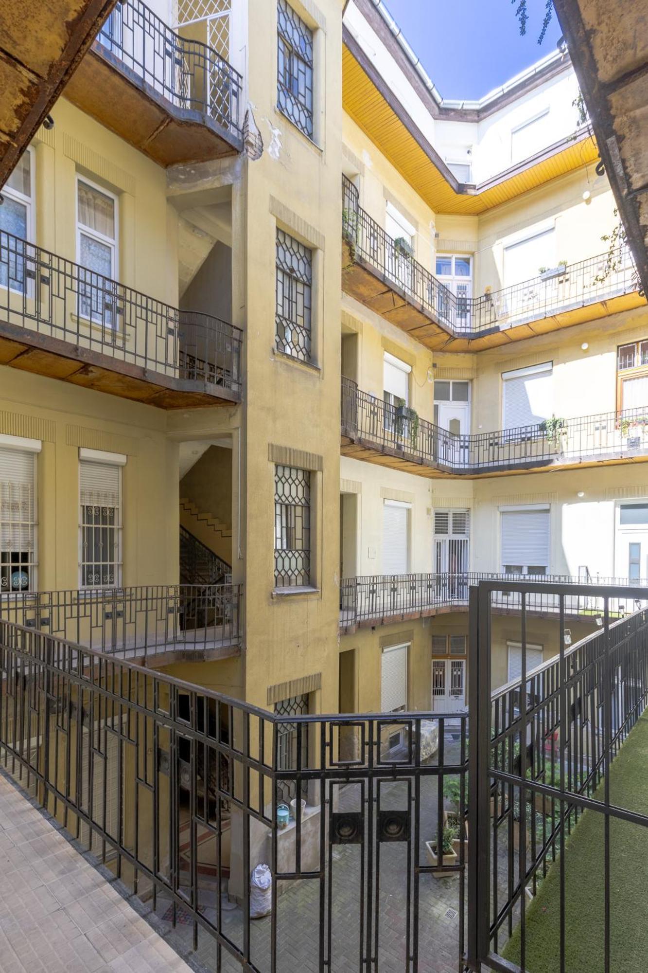 Real Apartments Lovag Budapeste Exterior foto